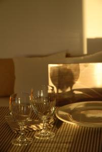杰迪代达尔马纳尔酒店的两杯酒和一张桌子上的盘子
