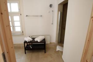 海德堡苏达凡住宿加早餐旅馆的浴室设有黑色架子上的白色毛巾