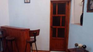 瓜纳华托真实柏南撒波萨达酒店的客房设有书桌和木制书架。
