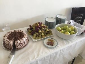 拉马拉塔伊比赫黄金酒店的一张桌子,上面有蛋糕和一碗水果