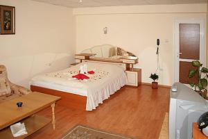 Vratsa拉德2号酒店的一间卧室,床上有红星