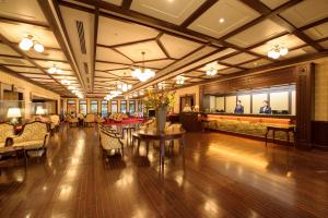 金泽金泽白鸟路山乐酒店的大厅,在大楼里设有沙发和桌子