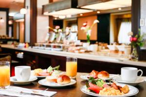 金泽金泽白鸟路山乐酒店的餐桌上放有食物和橙汁