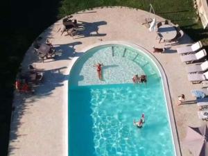马焦雷堡凯斯奥斯第住宿加早餐旅馆的游泳池的顶部景色,里面的人