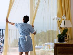卡普里卡萨莫格诺酒店的穿着蓝色衣服的女人从窗口望出去