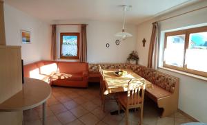 瓦尔道拉Appartements Oberleiter的客厅配有沙发和桌子