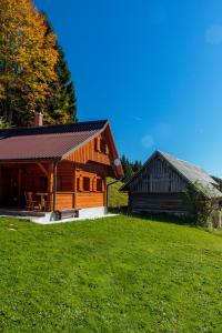 博希尼Holiday house Pokrovec - Bohinj的草山上的小木屋和谷仓