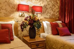 伦敦蒙塔纳酒店的酒店客房带两张床和一个花瓶