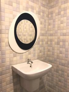 班泰基里塔湾度假屋的一间带水槽和镜子的浴室