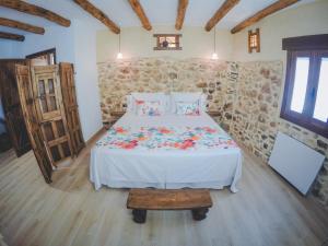 贝瑙卡斯Navazos loft的一间卧室设有一张床和石墙