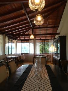 埃拉齐尔维尔，观景点酒店的一间带桌椅和窗户的用餐室