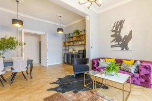 克卢日-纳波卡Köte Haus的客厅配有紫色沙发和桌子