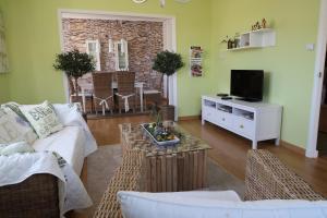 卡斯特罗卡尔德拉斯Casa DoDo的客厅配有白色沙发和电视
