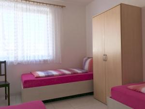 鲁斯特FeWo Gan的一间卧室设有两张单人床和一个窗户。