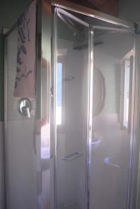 Vasiacasa alberto的一个带水槽的玻璃淋浴间