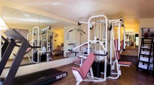 皮尔斯堡皮尔斯堡洪因酒店的健身房设有数台跑步机和跑步机