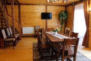 布克维Szlachta Cottage的一间带木桌和椅子的用餐室