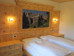 科尔福索博雷斯酒店的一间卧室设有两张床,墙上挂着一幅画