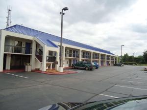 孟菲斯Motel 6-Memphis, TN - East的停车场内有停车位的大型建筑