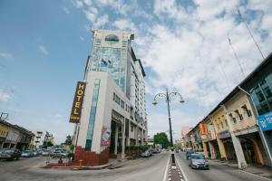 麻坡麻拉尔99酒店的城市街道上一座带钟楼建筑