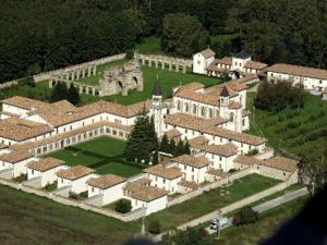 MiletoB&B Villa Mery的享有大建筑的空中景致,设有庭院