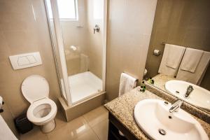 德班Coastlands Durban Self Catering Holiday Apartments的浴室配有卫生间、盥洗盆和淋浴。