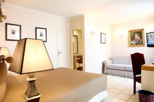 巴黎阿尔贝巴士底酒店的酒店客房,配有床和沙发