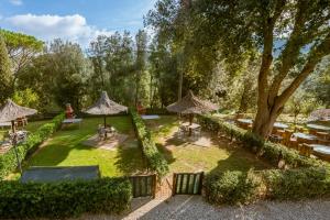 坎丕里亚麦利蒂玛Il Castagno Toscana的享有花园的空中景致,配有桌子和遮阳伞