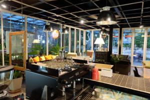 清迈B萨姆库克16号旅舍的餐厅设有玻璃墙酒吧