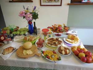 乌尔巴尼亚卡普塔乡村民宿的一张桌子上面有很多不同类型的食物