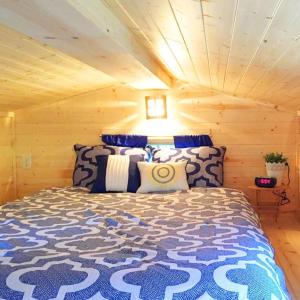 莱文沃思Leavenworth Camping Resort Tiny House Belle的小木屋内一间卧室,配有一张床