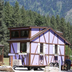 莱文沃思Leavenworth Camping Resort Tiny House Hanna的停在田野的轮子上的小房子