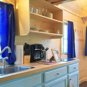 莱文沃思Leavenworth Camping Resort Tiny House Belle的厨房配有水槽和台面