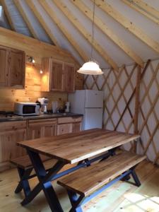 兰开斯特Circle M Camping Resort 24 ft. Yurt 2的小屋内厨房里的木桌