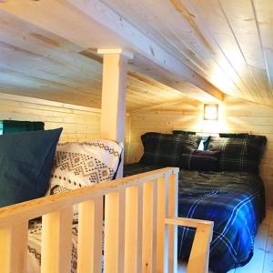 莱文沃思Leavenworth Camping Resort Tiny House Rudolf的小木屋设有双层床和楼梯