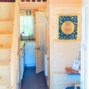莱文沃思Leavenworth Camping Resort Tiny House Hanna的一个带水槽和柜台的小厨房