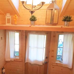 莱文沃思Leavenworth Camping Resort Tiny House Hanna的木屋内带2扇窗户的房间