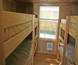 LenhartsvilleRobin Hill Camping Resort Premium Cottage 9的小房间设有两张双层床和窗户