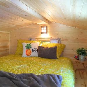 莱文沃思Leavenworth Camping Resort Tiny House Adeline的小木屋内一间卧室,配有一张床