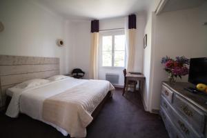 诺亚芒提亚圣保罗酒店的一间卧室配有一张床、一台电视和一个窗口