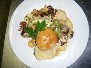 希农堡里奥多赫酒店及餐厅的白盘食物,配以葡萄和肉