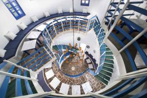 埃夫迪洛斯卡瑞姆公寓酒店的享有螺旋楼梯上方的景致,设有蓝色楼梯