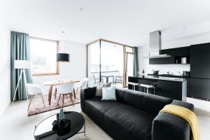 布拉河畔的海登海姆Felsen8的客厅配有黑色沙发和桌子