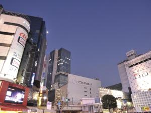 东京涩谷格雷斯登饭店的夜空城市的一群建筑