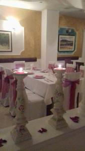 贝尔格莱德Kuca Veljovica的一间用餐室,配有一张带蜡烛的白色桌子