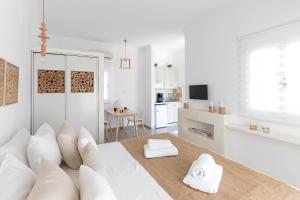 Livadi Astypalaias莫拉斯公寓酒店的白色的客厅配有大白色沙发