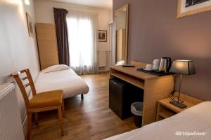 巴黎联合酒店的酒店客房配有书桌和床。