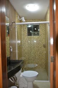 卡莫辛Hotel Camocim的浴室配有卫生间、盥洗盆和淋浴。
