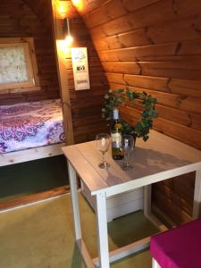基尔肯尼Glamping at Treegrove的小房间设有一张桌子、酒杯和一张床
