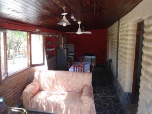 乌玛瓦卡El Churqui的带沙发和砖墙的客厅